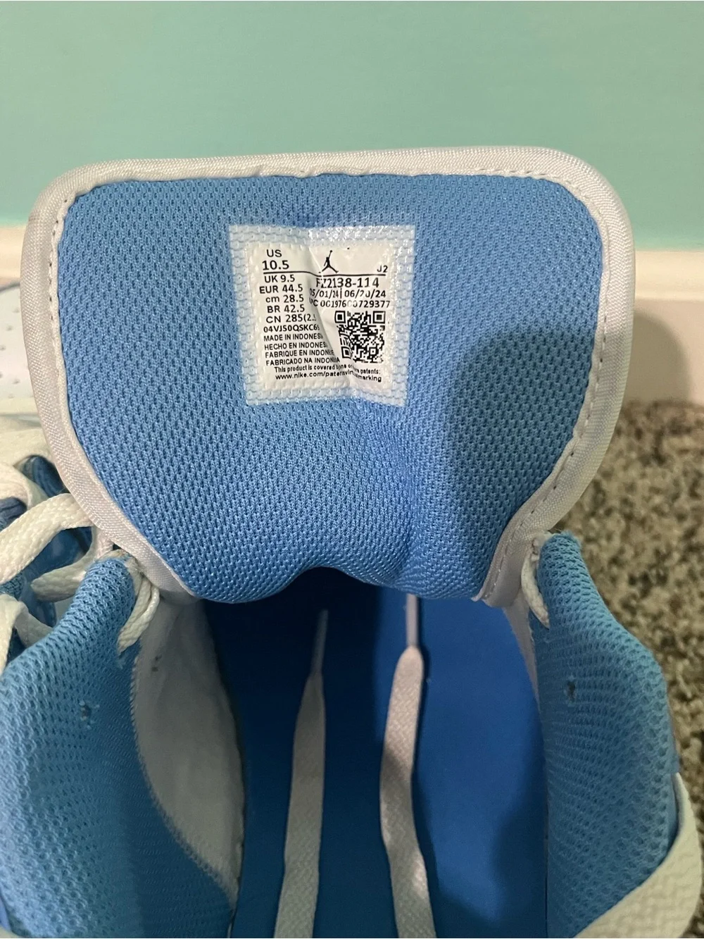 Jordan Low-Top Sneakers in White and Carolina Blue